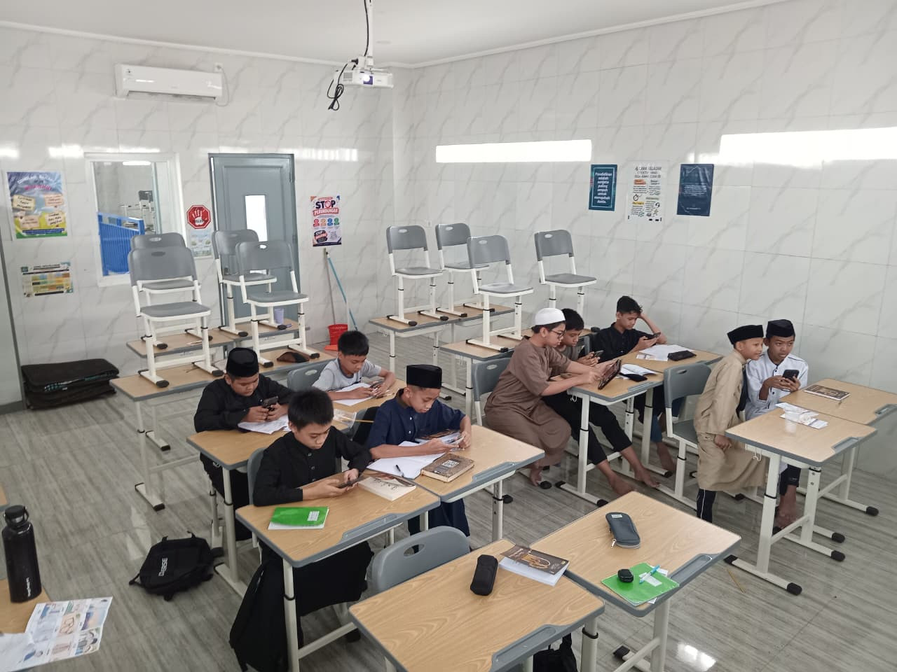 Ekskul Bahasa Arab Pertemuan Pertama Bulan Oktober: Pengembangan Kemampuan Berbahasa Arab dan Kaidah Dasar Bahasa Arab